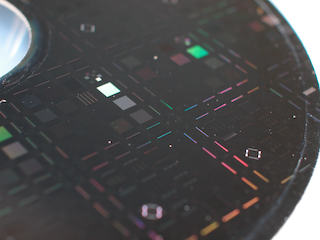 CD-shim formatted injection mold with sub-micrometer test-pattern